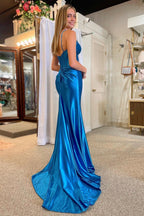 Robe de bal sirène en satin à fines bretelles et décolleté en V, fendue, style sirène.