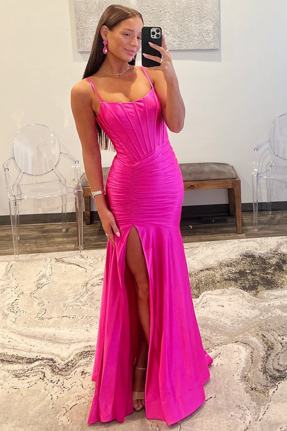 Vestido de fiesta de satén con escote redondo estilo sirena y abertura