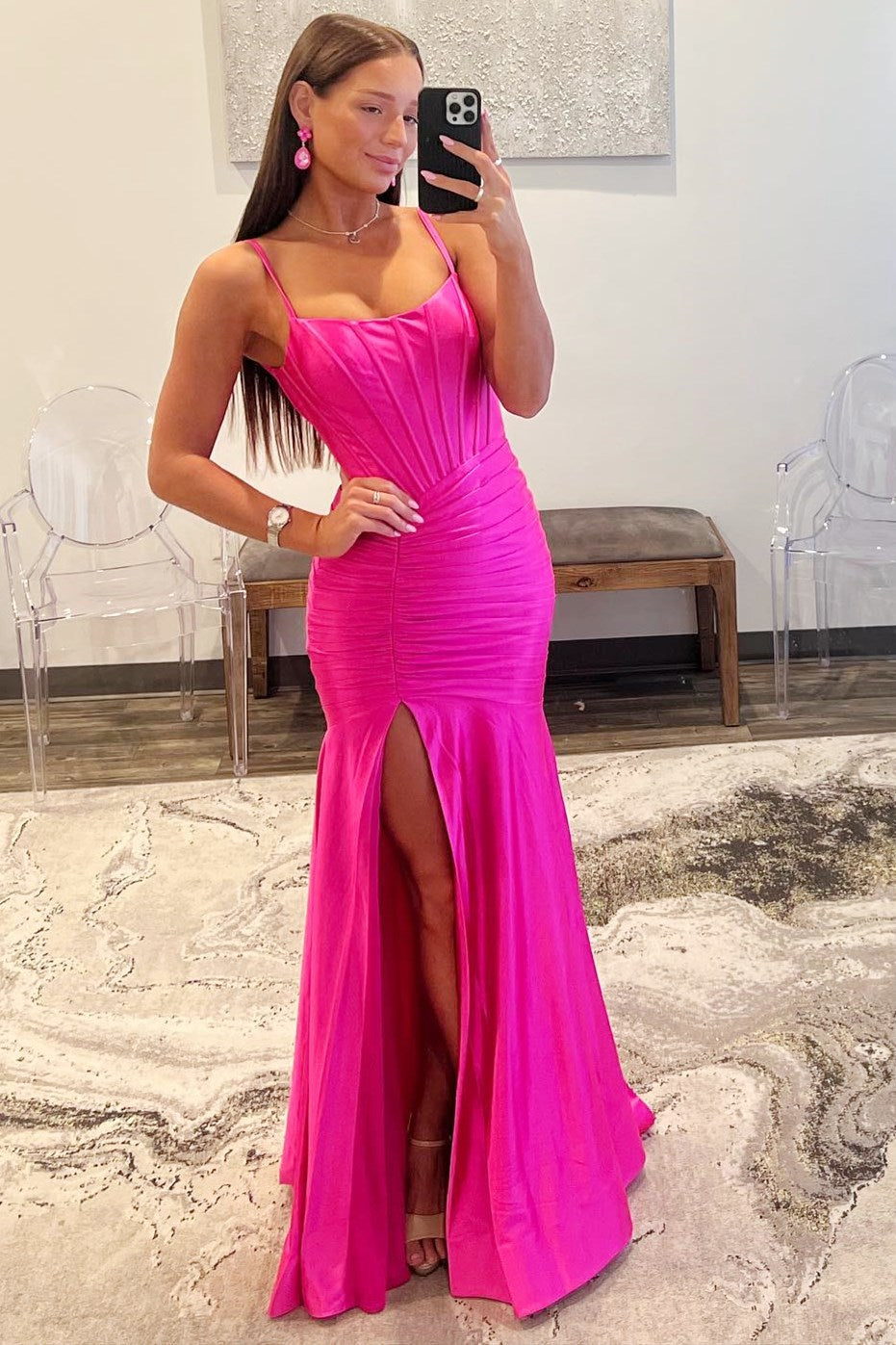 Vestido de fiesta de satén con escote redondo estilo sirena y abertura