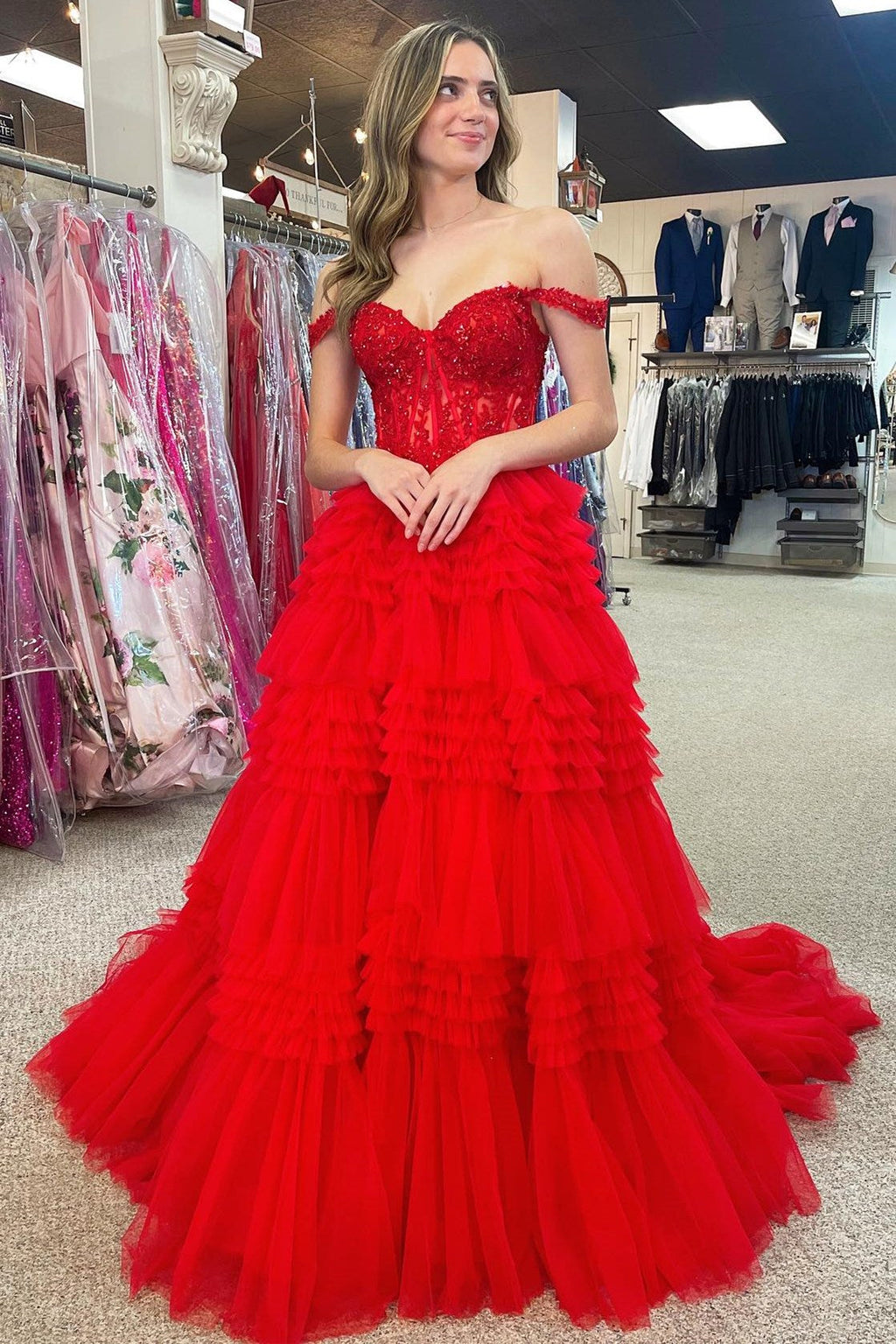 Robe de bal longue en tulle à épaules dénudées et à volants étagés