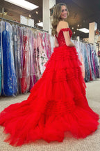 Robe de bal longue en tulle à épaules dénudées et à volants étagés