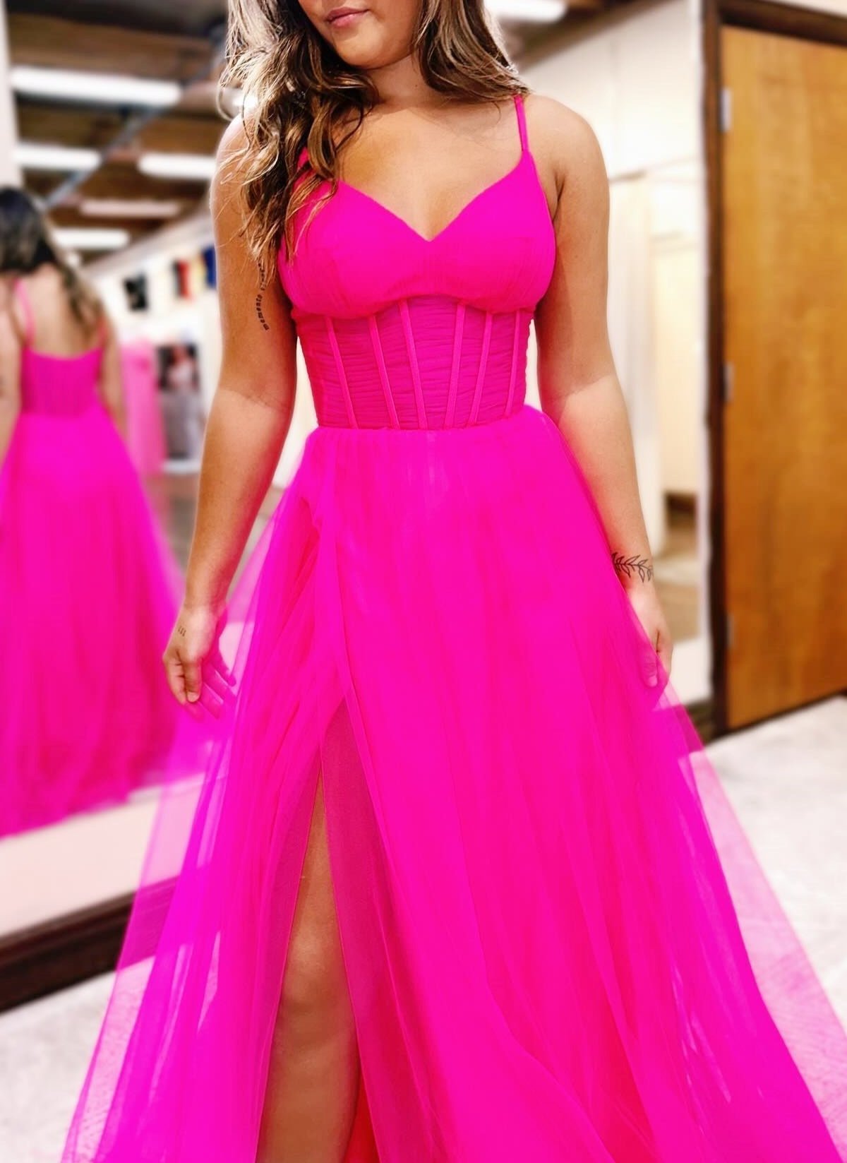 Galilea | Vestido largo de fiesta corte A, fucsia, con escote en V, corpiño transparente y abertura