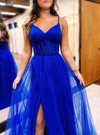 Galilea | Vestido largo de fiesta corte A, fucsia, con escote en V, corpiño transparente y abertura