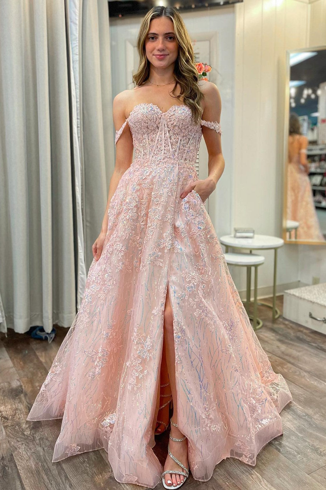 Vestido largo de fiesta de corte A con apliques y hombros descubiertos