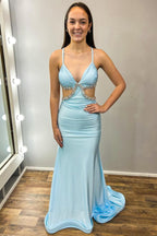 Vestido largo de sirena formal con escote en V, abertura y pedrería.