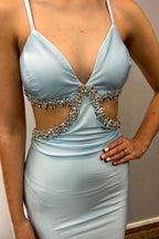Vestido largo de sirena formal con escote en V, abertura y pedrería.