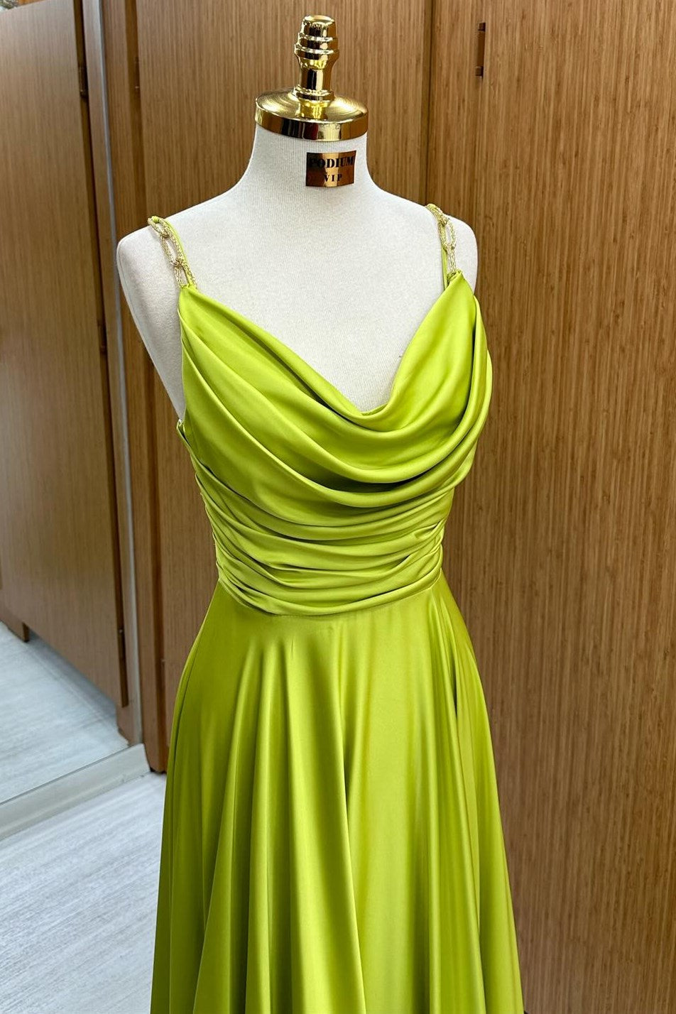 Robe de bal longue trapèze vert olive à col bénitier et bretelles chaîne