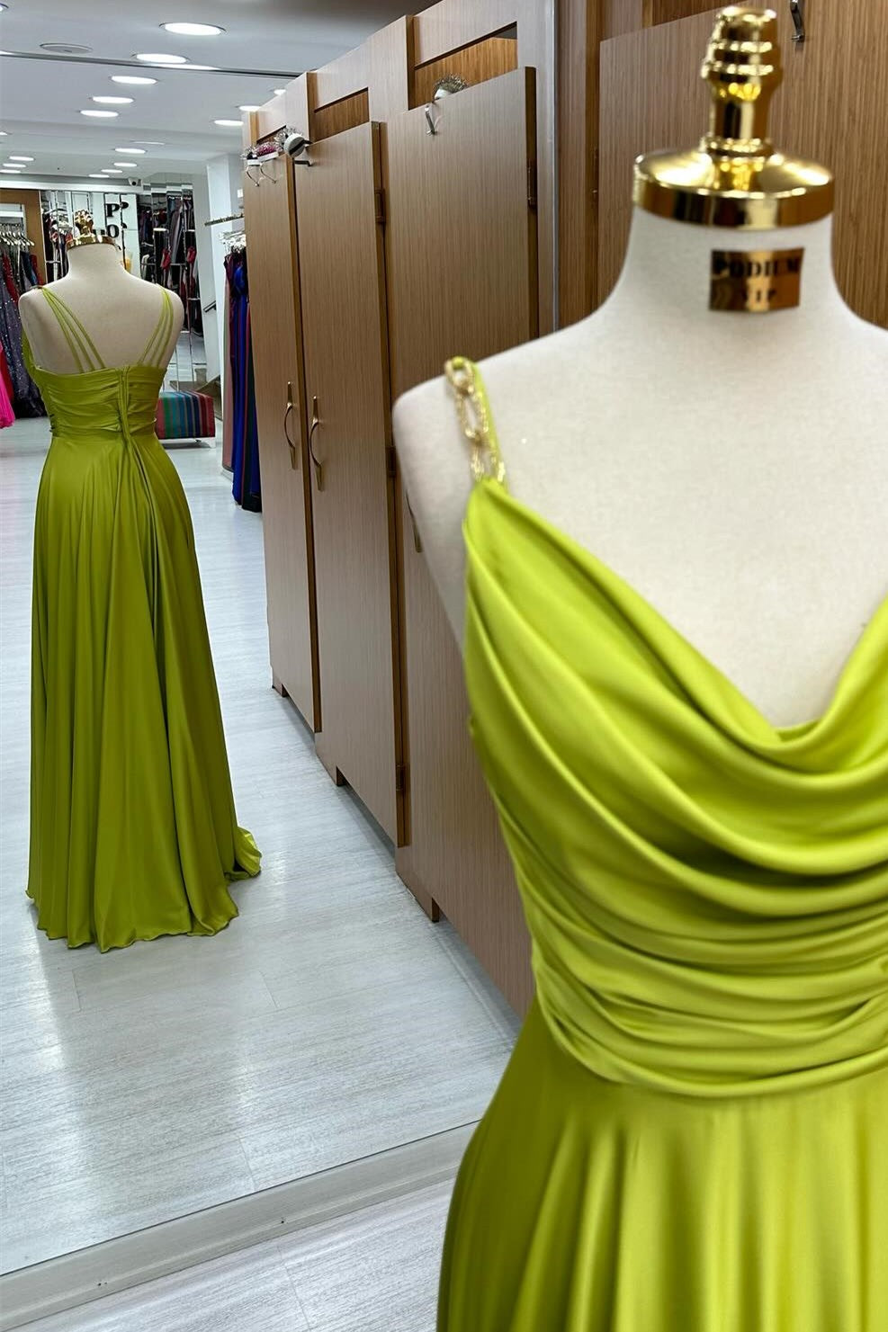 Robe de bal longue trapèze vert olive à col bénitier et bretelles chaîne