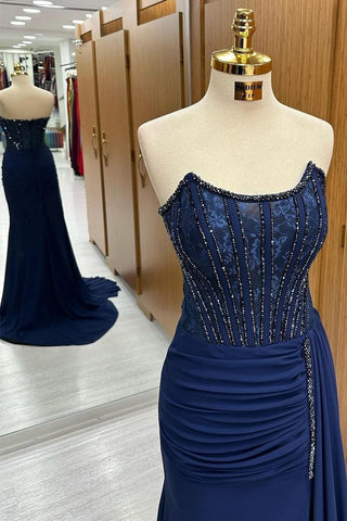 Vestido largo de gala sin tirantes, con encaje, cuentas y cola incorporada