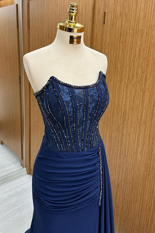 Vestido largo de gala sin tirantes, con encaje, cuentas y cola incorporada