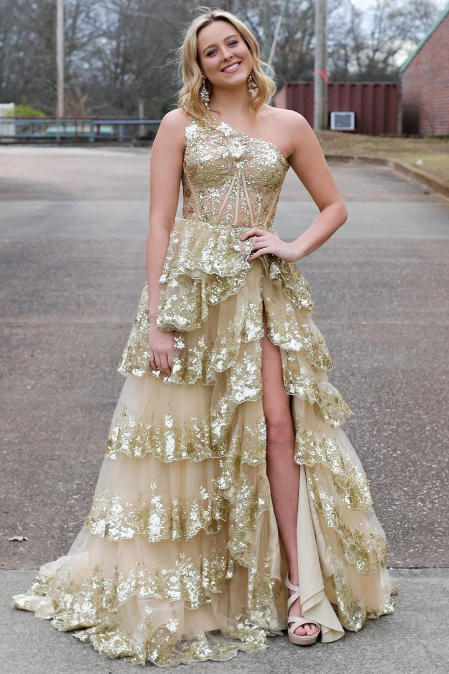 Vestido largo de fiesta de encaje con un solo hombro y volantes