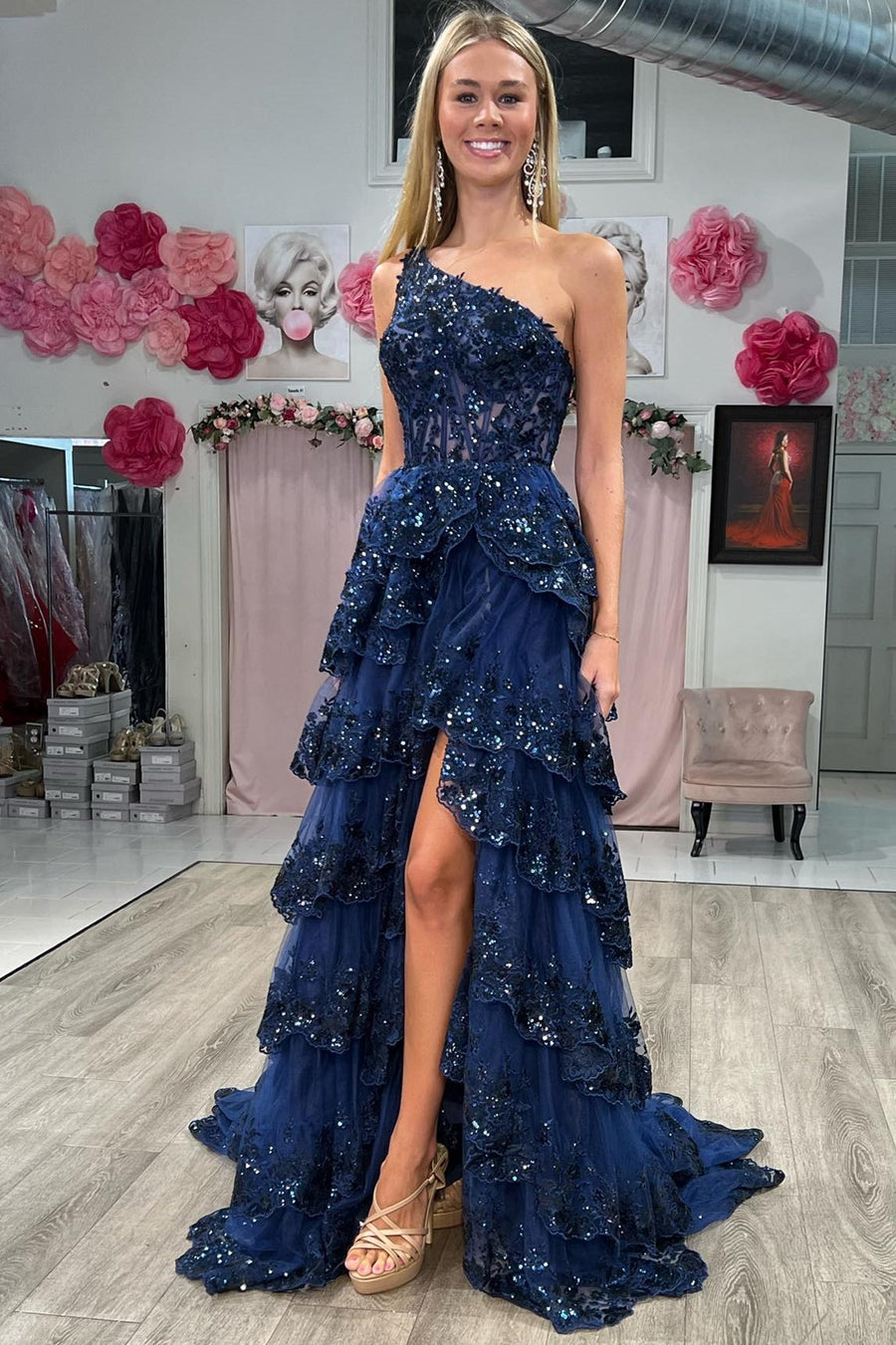 Vestido largo de fiesta de encaje con un solo hombro y volantes