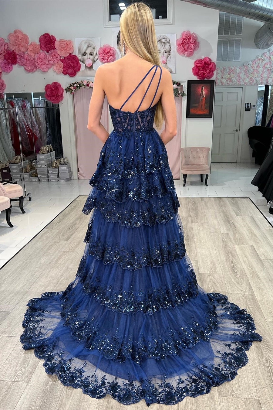 Vestido largo de fiesta de encaje con un solo hombro y volantes