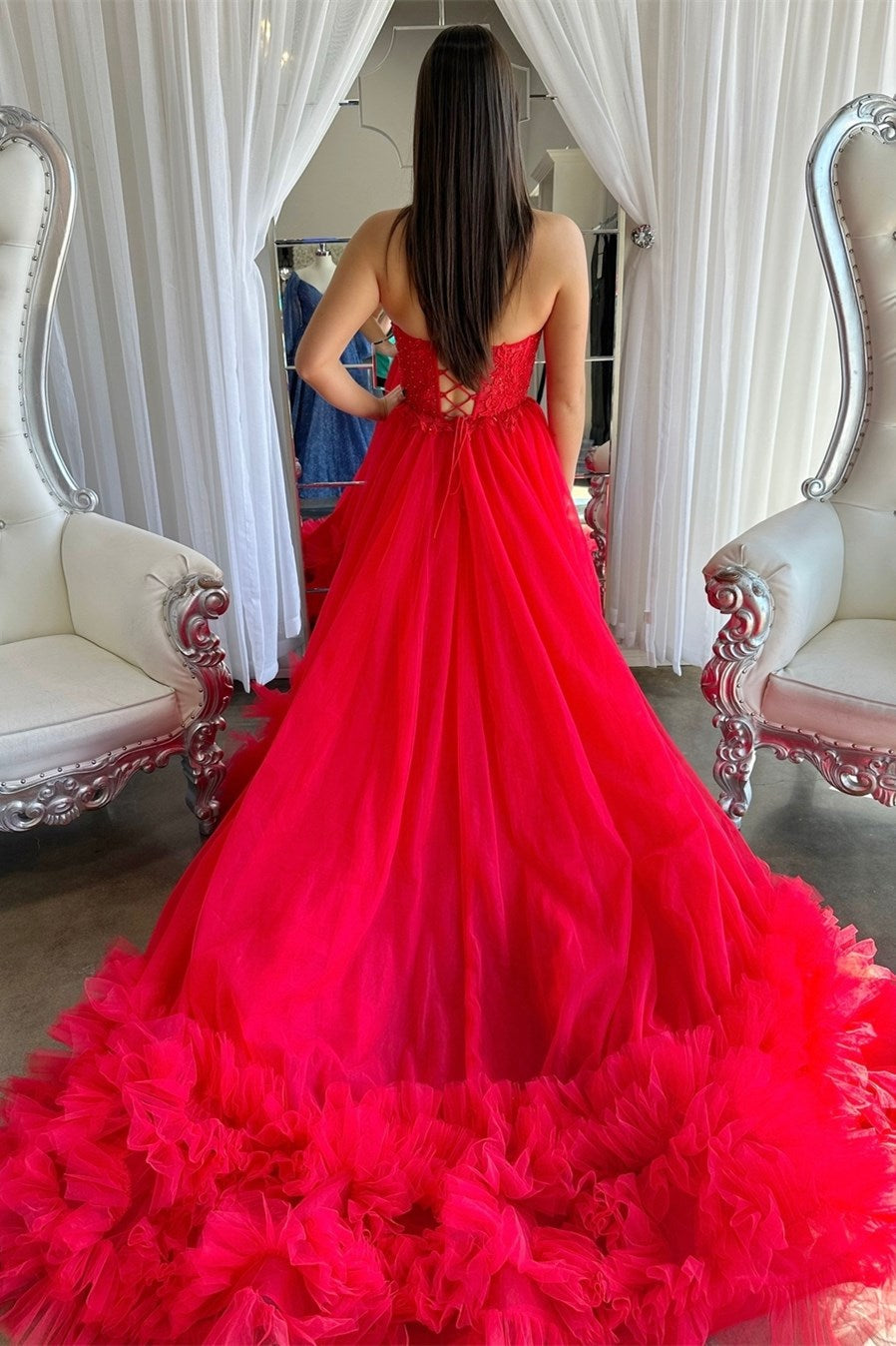 Vestido largo de fiesta con apliques de tul, escote corazón y volantes
