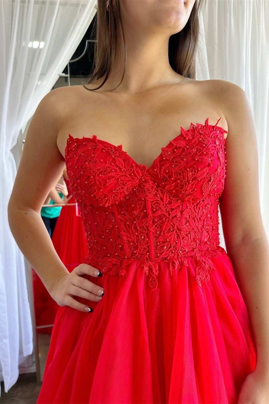 Vestido largo de fiesta con apliques de tul, escote corazón y volantes