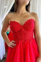 Vestido largo de fiesta con apliques de tul, escote corazón y volantes