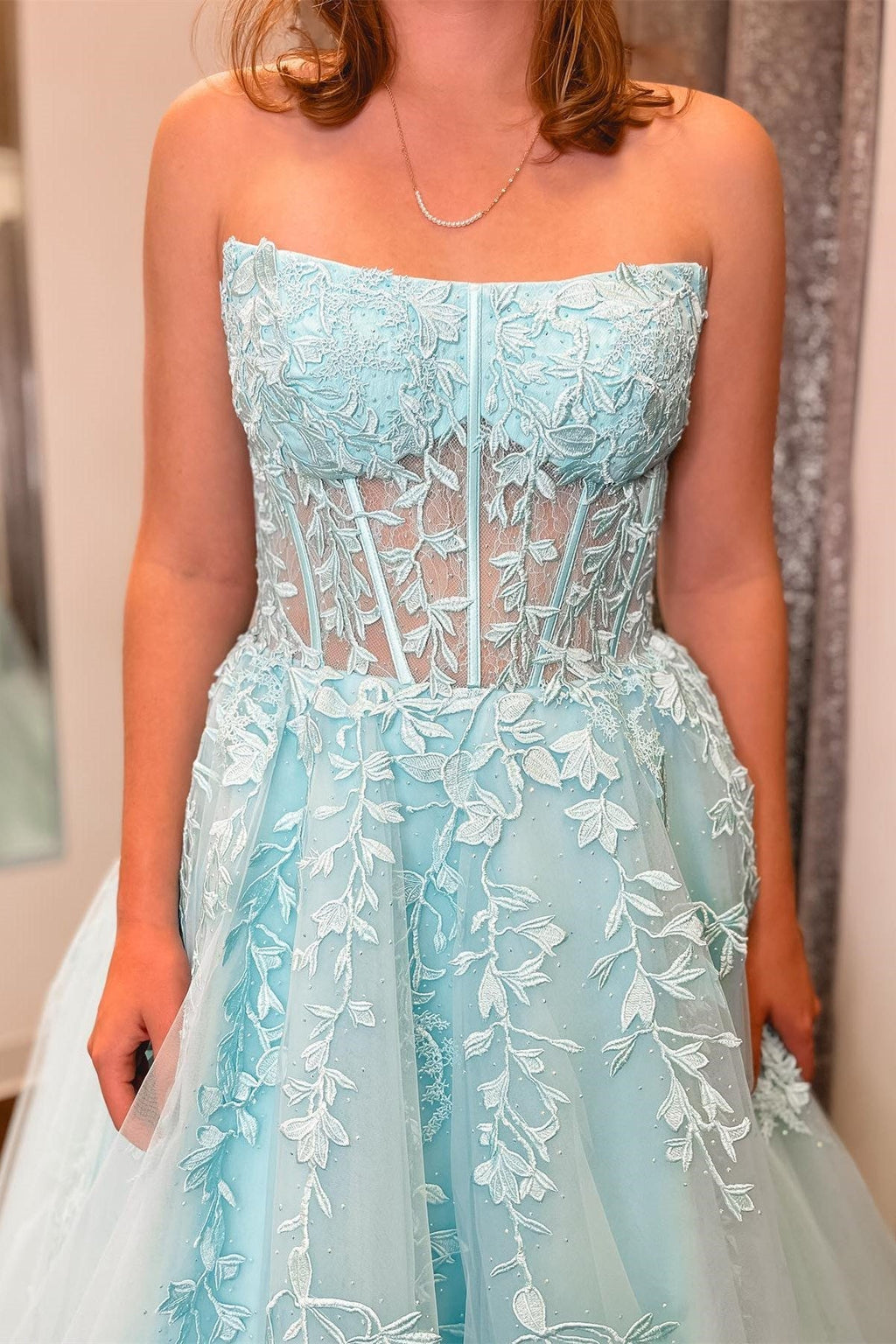 Vestido largo de fiesta sin tirantes de corte en A con apliques azul aguamarina