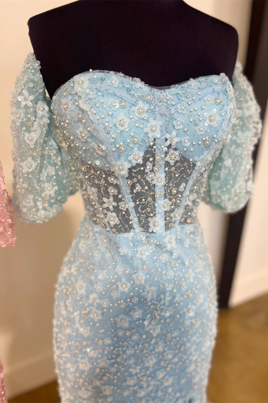 Vestido largo de sirena con escote corazón, encaje floral 3D y abertura, ideal para fiestas de graduación.