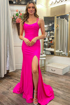 Vestido largo de fiesta rosa fucsia con escote redondo y cordones, corte sirena.