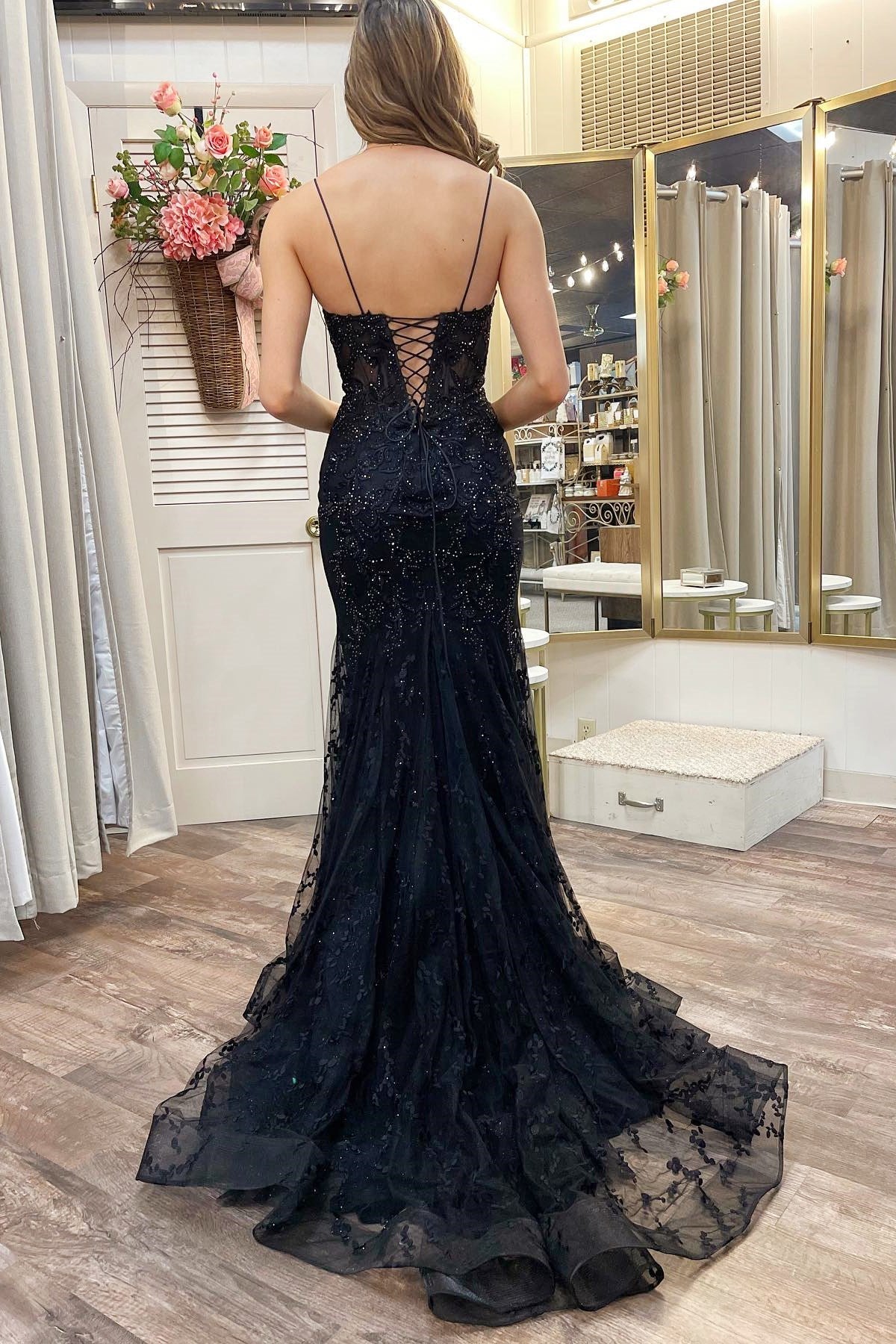 Vestido de fiesta de corte sirena con apliques, escote en V pronunciado y cordones