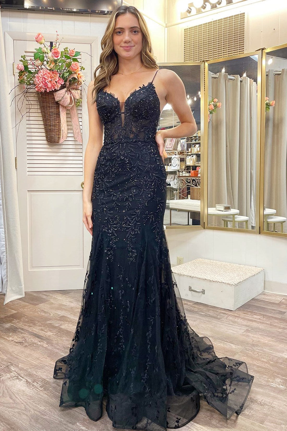 Vestido de fiesta de corte sirena con apliques, escote en V pronunciado y cordones