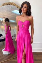 Vestido de fiesta rosa fucsia sin tirantes con escote en forma de ojo de cerradura y pliegues, corte en A