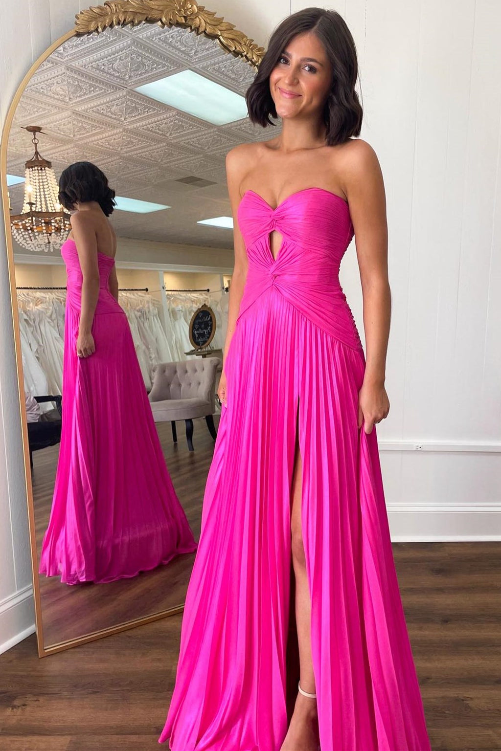 Vestido de fiesta rosa fucsia sin tirantes con escote en forma de ojo de cerradura y pliegues, corte en A