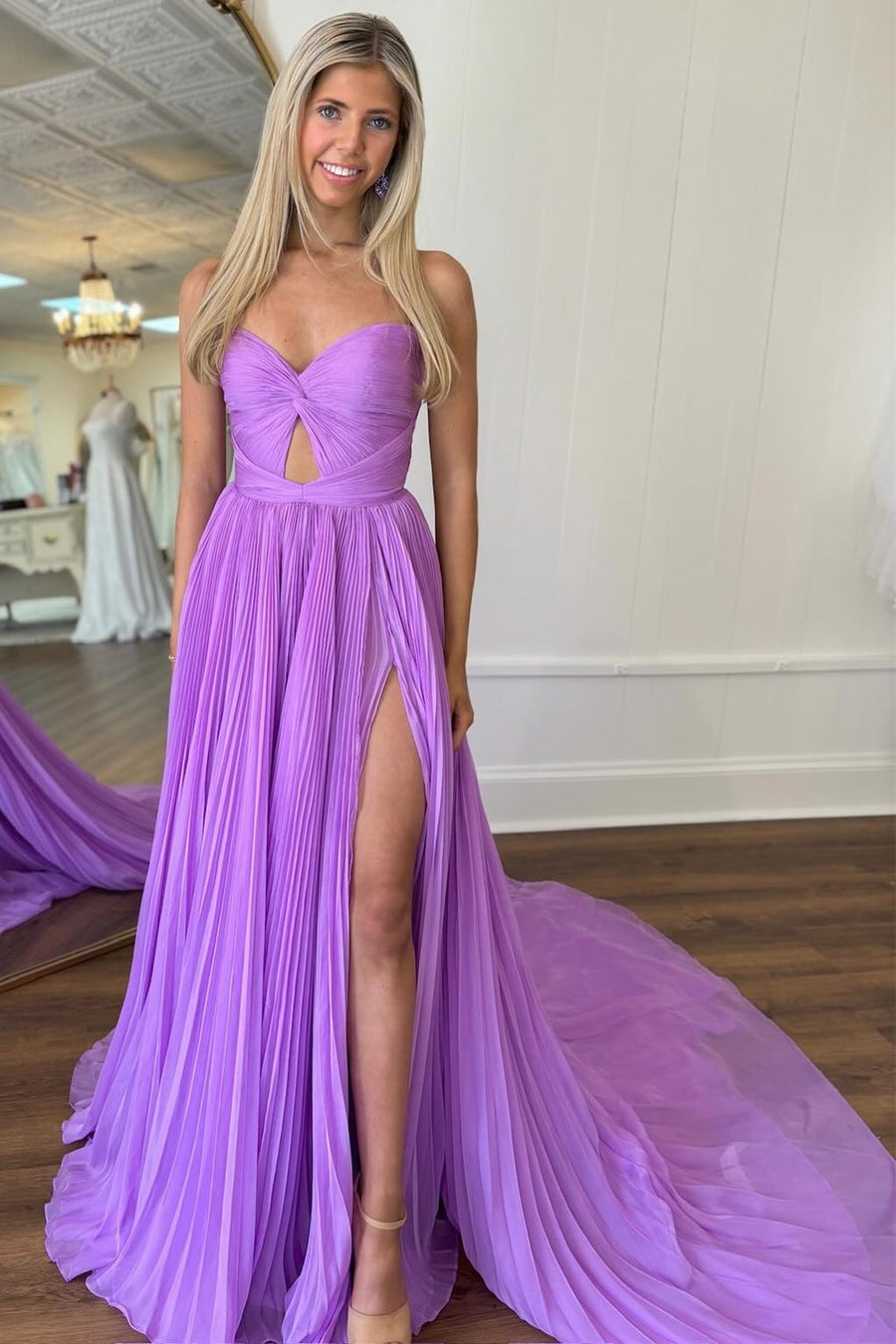 Vestido de fiesta rosa fucsia sin tirantes con escote en forma de ojo de cerradura y pliegues, corte en A