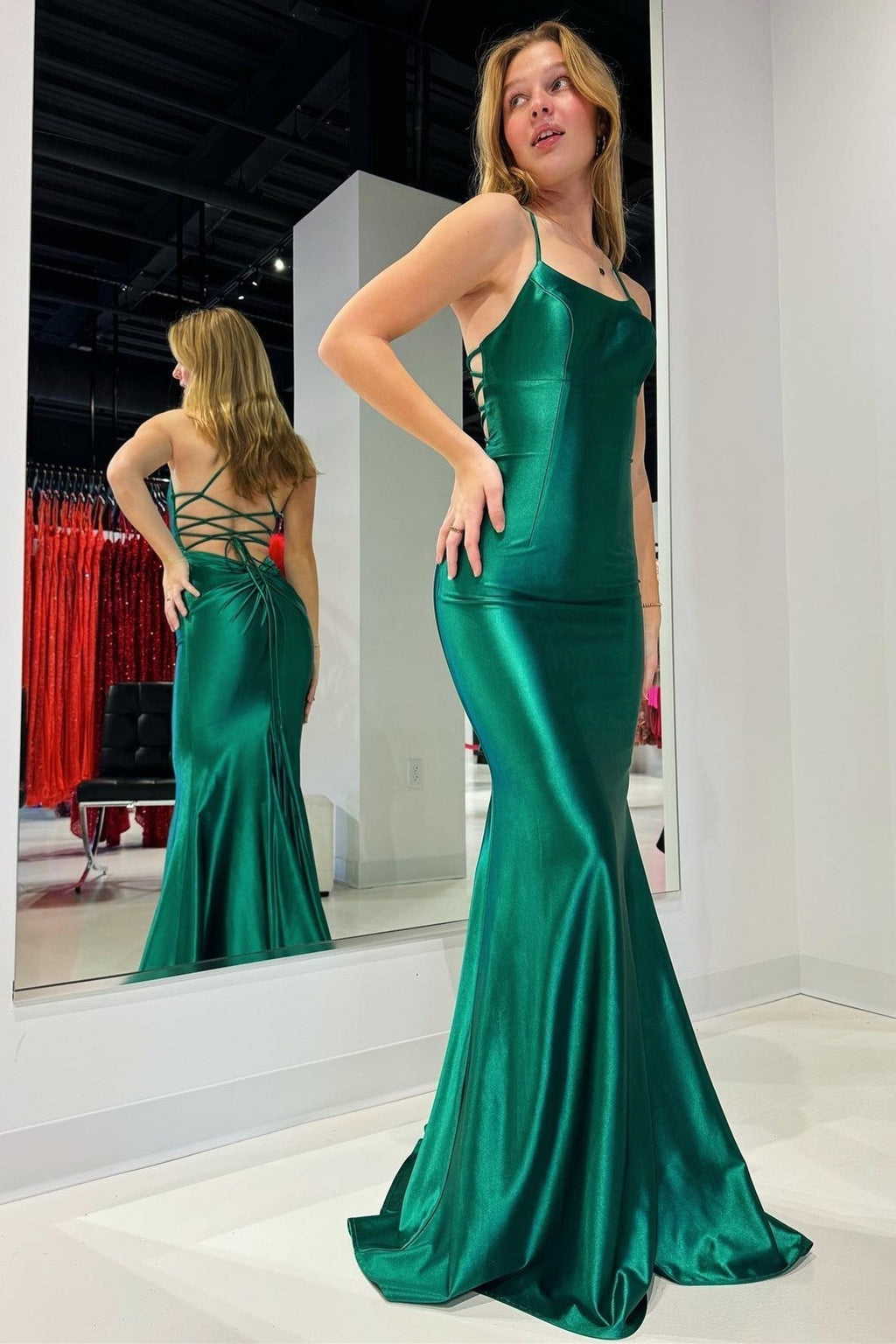 Robe de bal longue sirène émeraude à col rond et lacets
