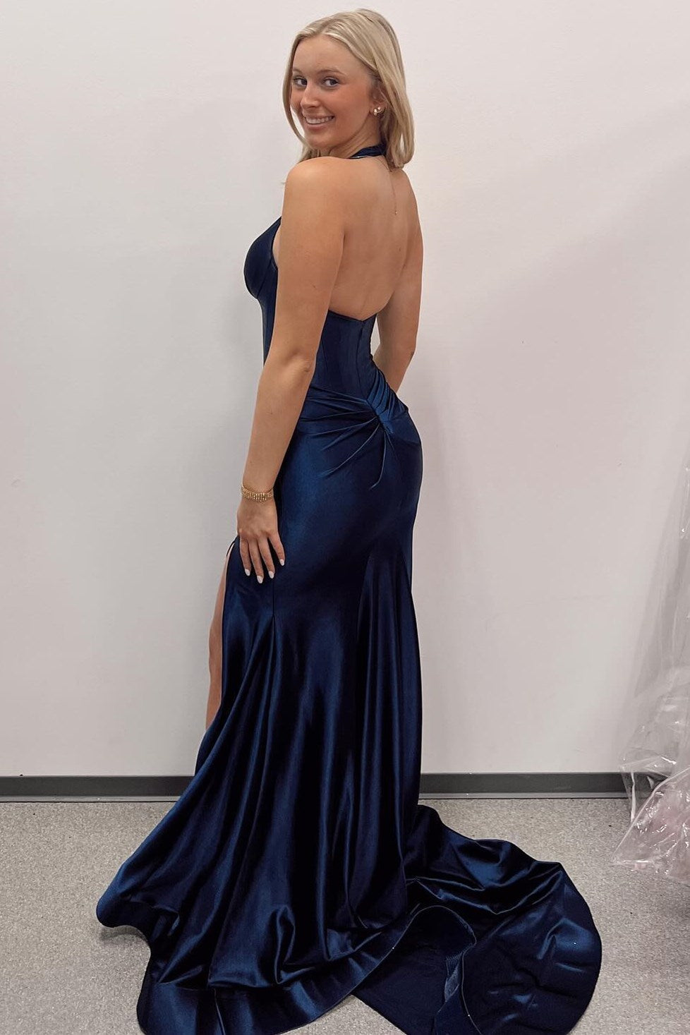 Vestido largo de sirena con escote halter y abertura