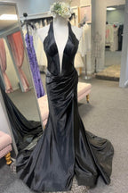 Vestido largo de sirena con escote halter y abertura