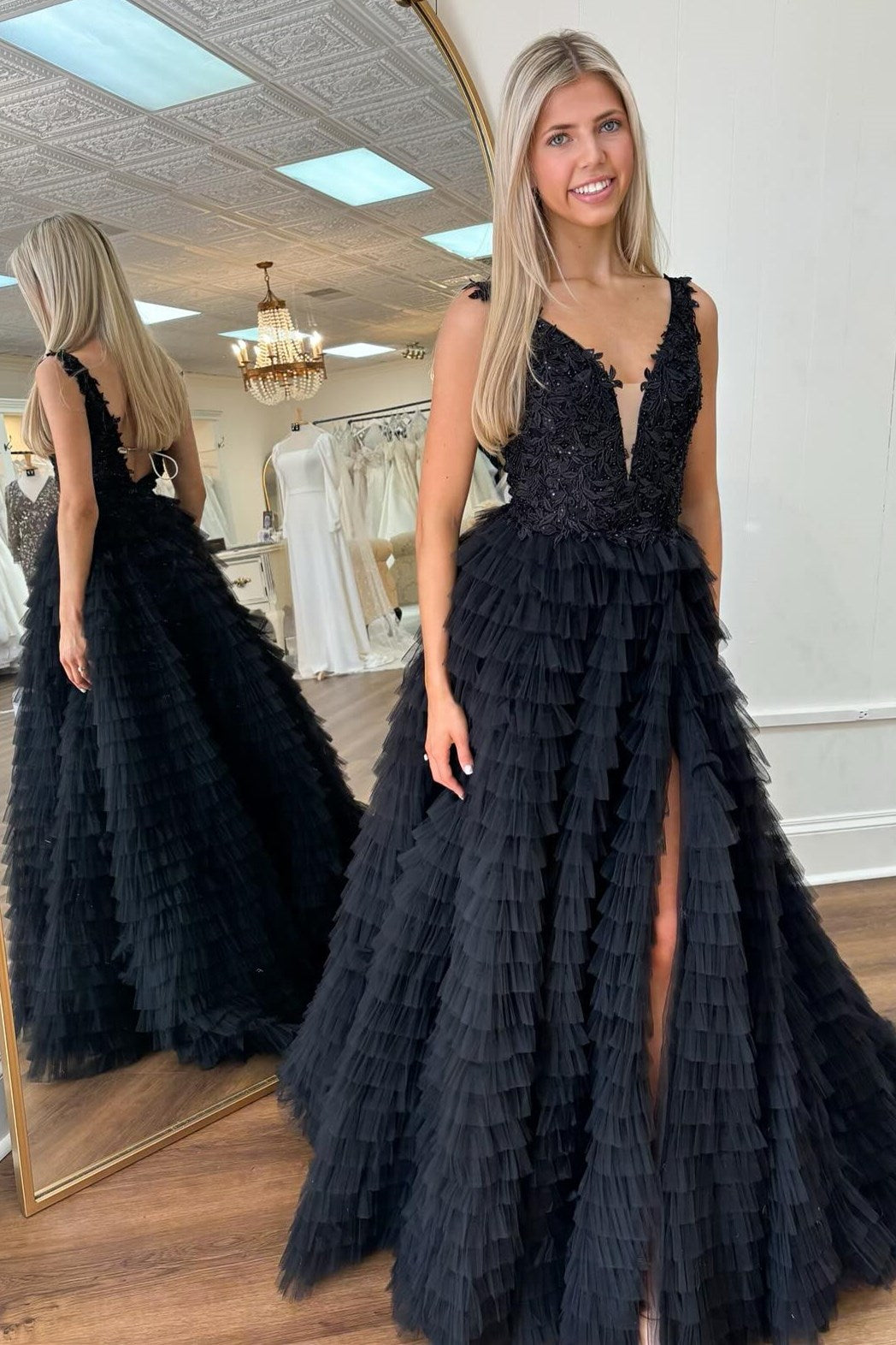 Robe de bal longue à volants et décolleté plongeant en V, fendue.