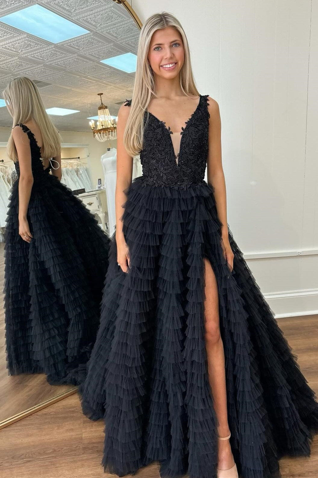 Robe de bal longue à volants et décolleté plongeant en V, fendue.