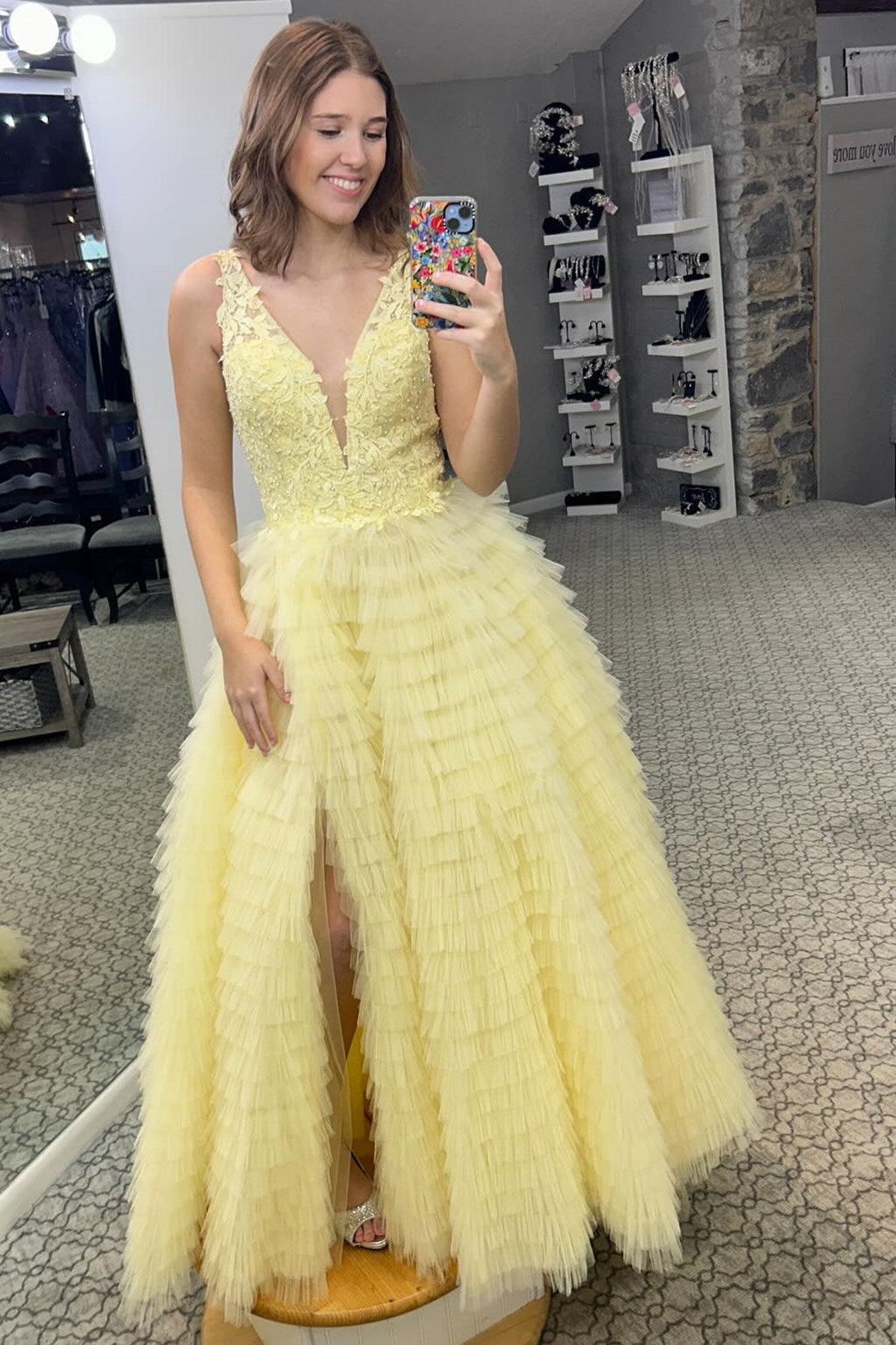 Robe de bal longue à volants et décolleté plongeant en V, fendue.