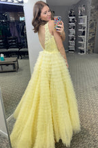 Robe de bal longue à volants et décolleté plongeant en V, fendue.
