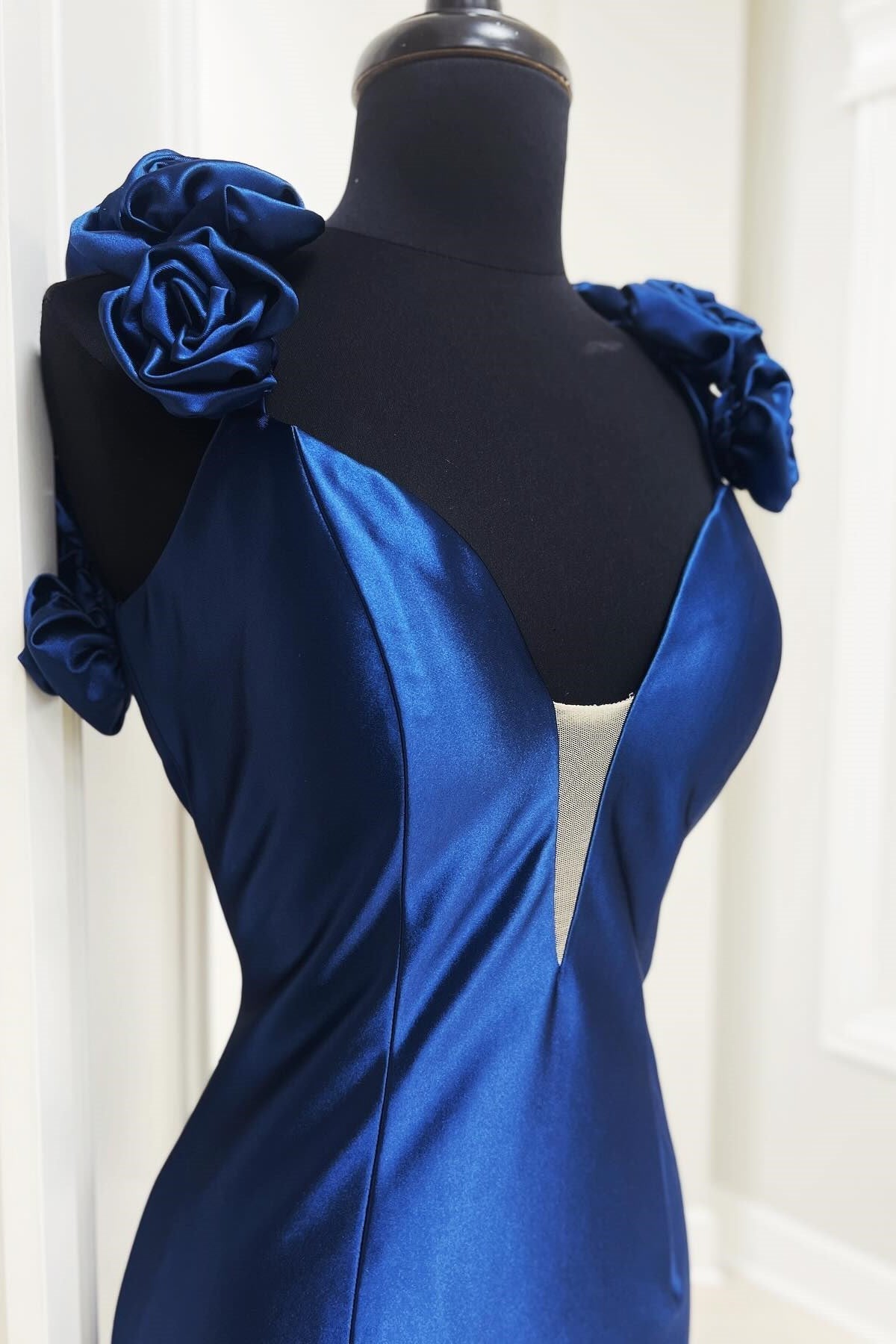 Vestido largo de sirena con escote en V y espalda descubierta