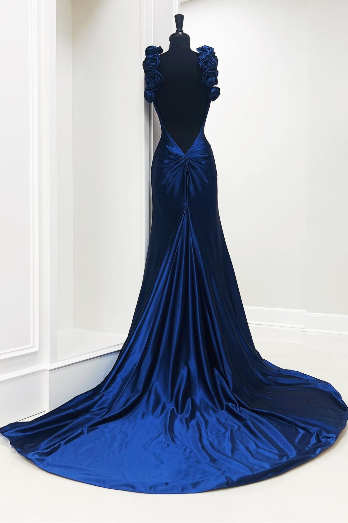 Vestido largo de sirena con escote en V y espalda descubierta