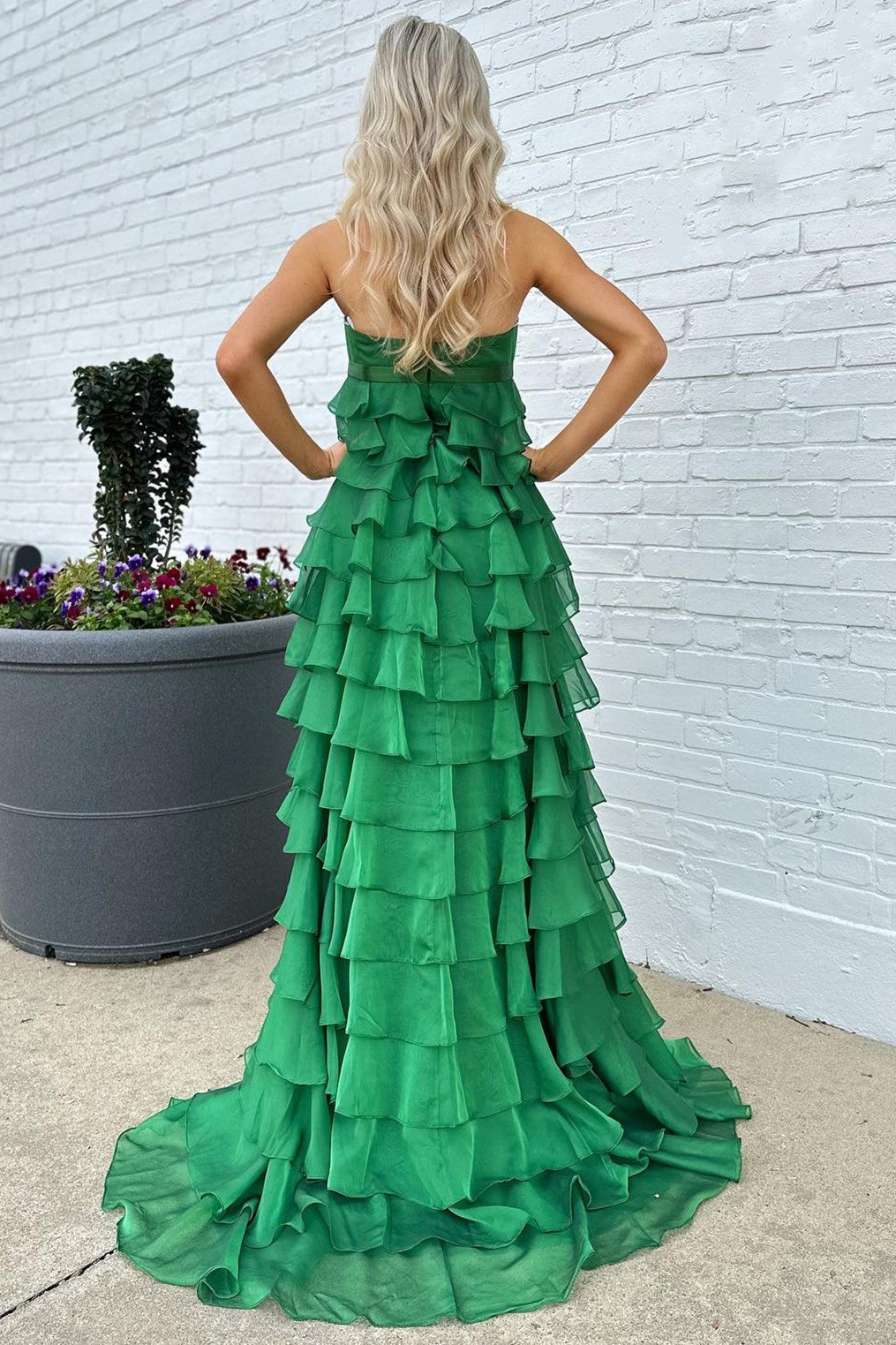 Vestido largo de fiesta sin tirantes, de talle alto, con volantes escalonados y lazo.