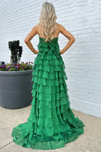 Vestido largo de fiesta sin tirantes, de talle alto, con volantes escalonados y lazo.