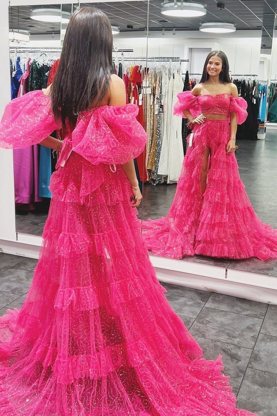 Robe de bal deux pièces en tulle pailleté à manches bouffantes et volants, fendue.