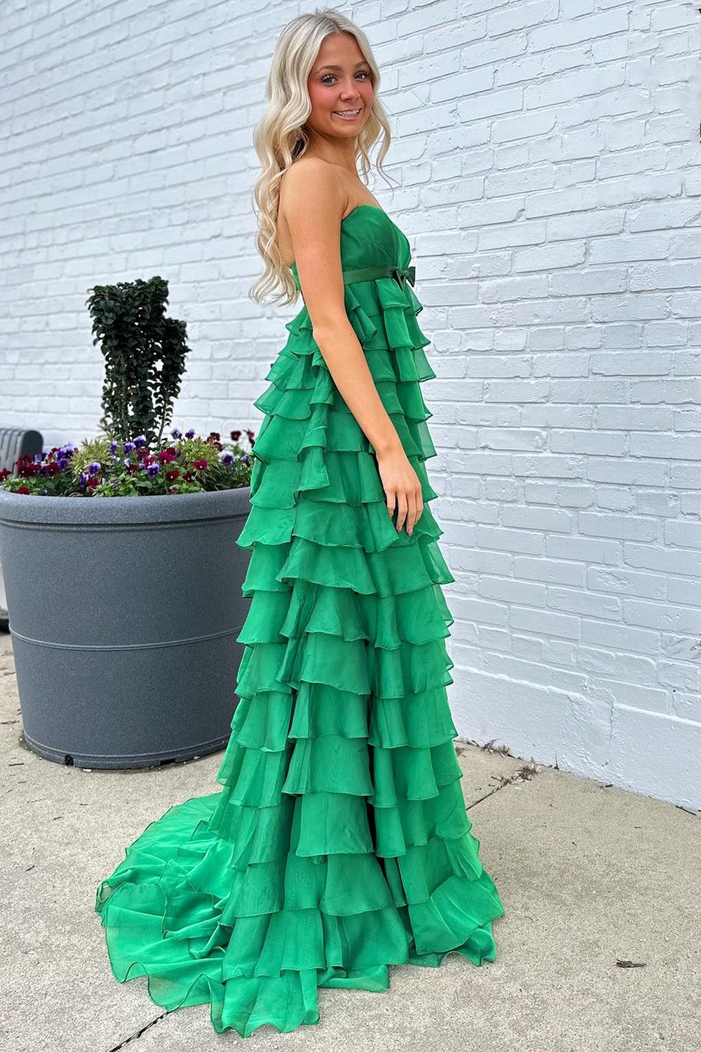 Vestido largo de fiesta sin tirantes, de talle alto, con volantes escalonados y lazo.