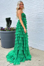 Vestido largo de fiesta sin tirantes, de talle alto, con volantes escalonados y lazo.