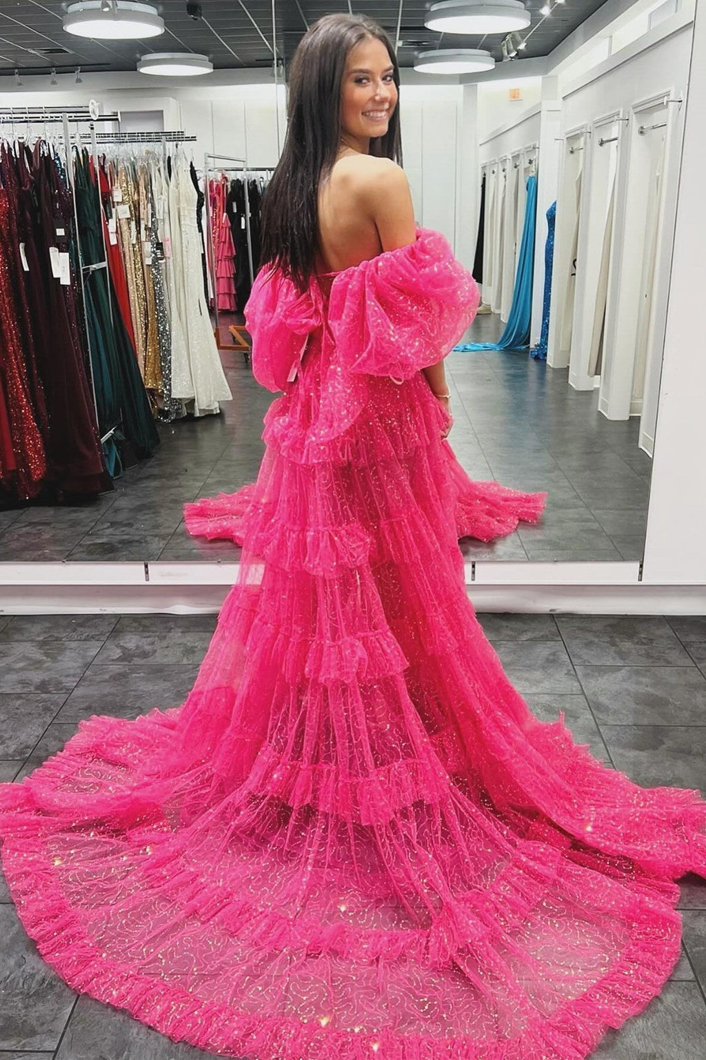 Robe de bal deux pièces en tulle pailleté à manches bouffantes et volants, fendue.