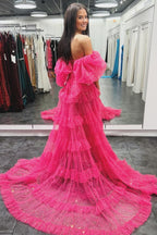 Robe de bal deux pièces en tulle pailleté à manches bouffantes et volants, fendue.