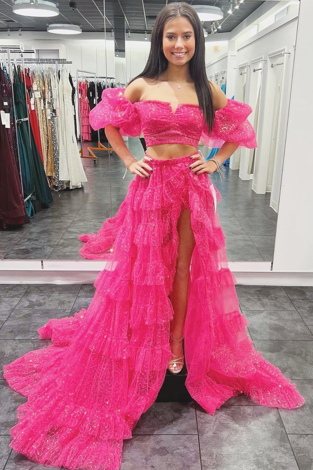 Robe de bal deux pièces en tulle pailleté à manches bouffantes et volants, fendue.
