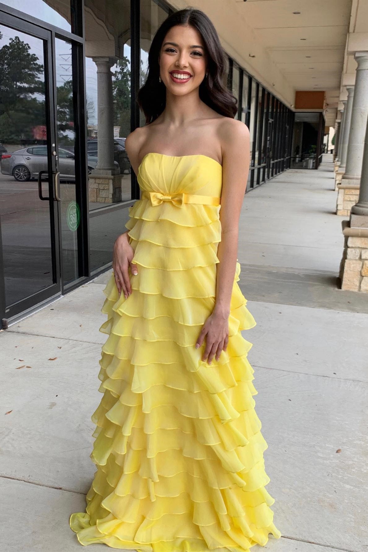 Vestido largo de fiesta sin tirantes, de talle alto, con volantes escalonados y lazo.