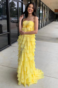 Vestido largo de fiesta sin tirantes, de talle alto, con volantes escalonados y lazo.