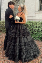 Robe de bal longue à volants superposés et perles, décolleté en cœur