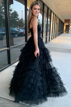 Robe de bal longue à volants superposés et perles, décolleté en cœur