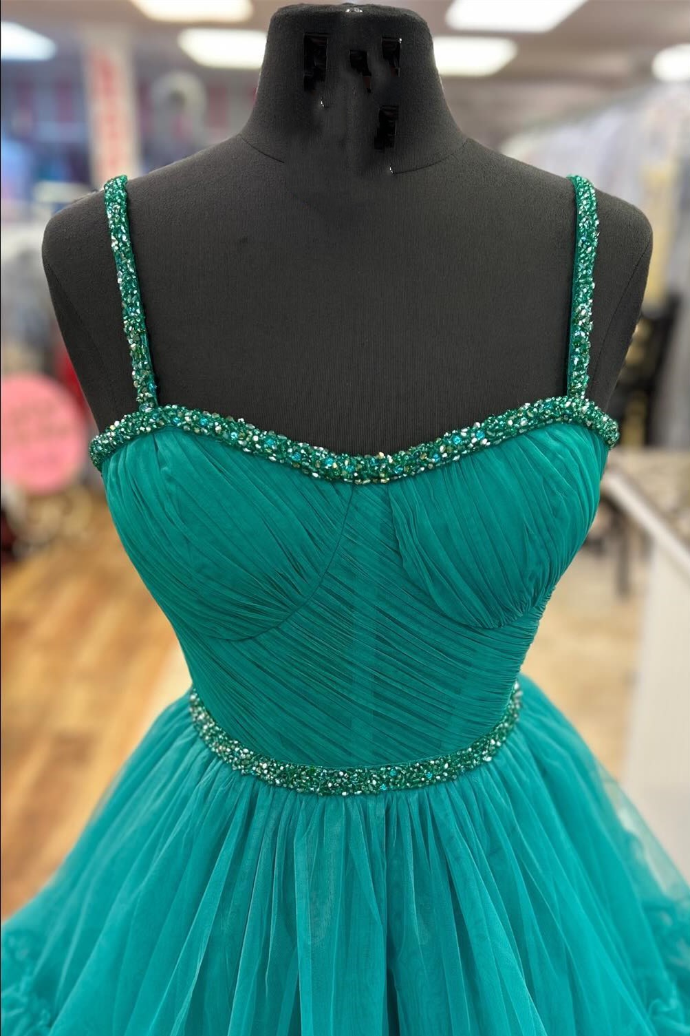 Robe de bal longue à volants superposés et perles, décolleté en cœur